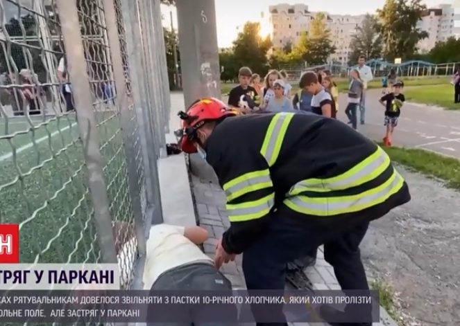 В Черкассах 10-летний мальчик застрял в заборе (ФОТО, ВИДЕО)