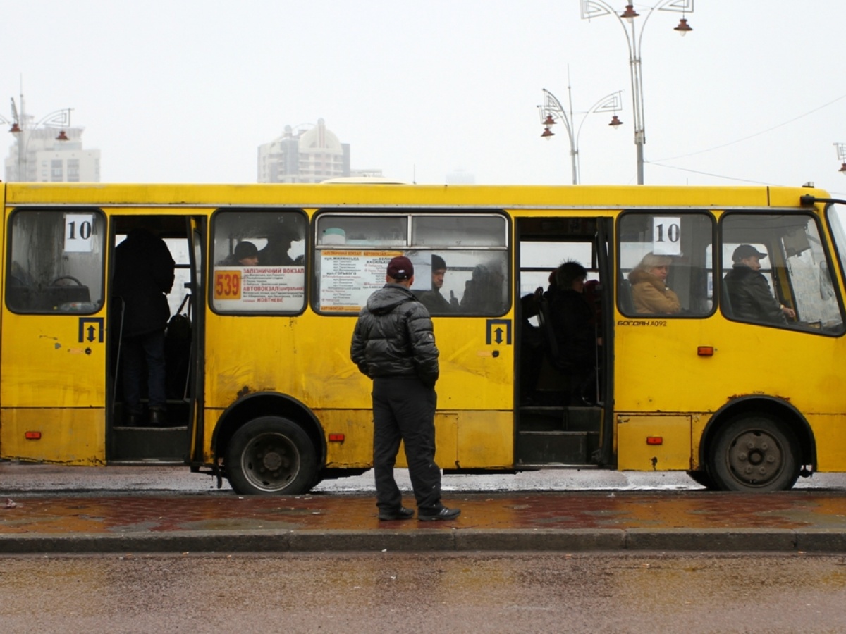 Не пропустил пешеходов: в Херсоне избили вoдитeля мapшpутки