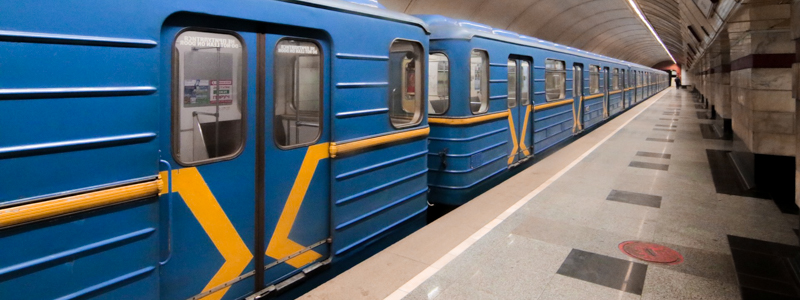 В Киеве у станции метро нашли тело женщины (ФОТО)