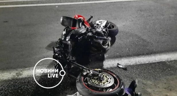 Под Киевом мотоциклист на скорости врезался в авто с детьми (ФОТО)