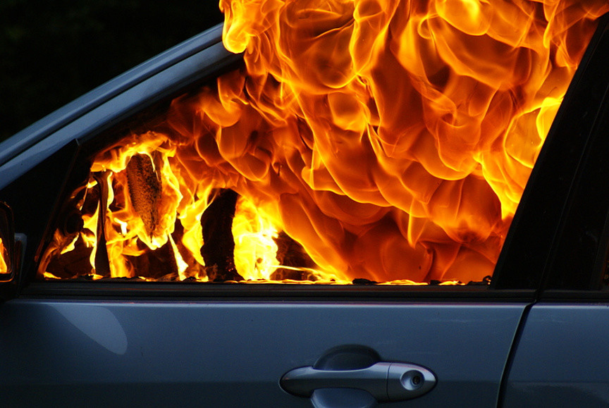 Неизвестный поджог авто в Запорожье (ВИДЕО)