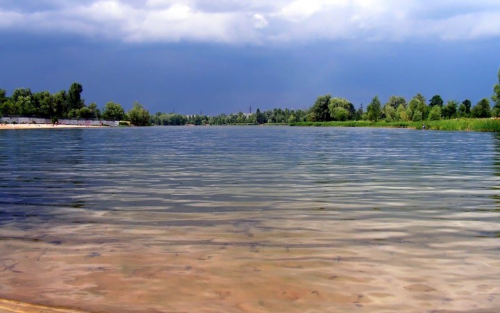 Аномальная жара: В Киеве парень окунулся в озеро в костюме (ВИДЕО)