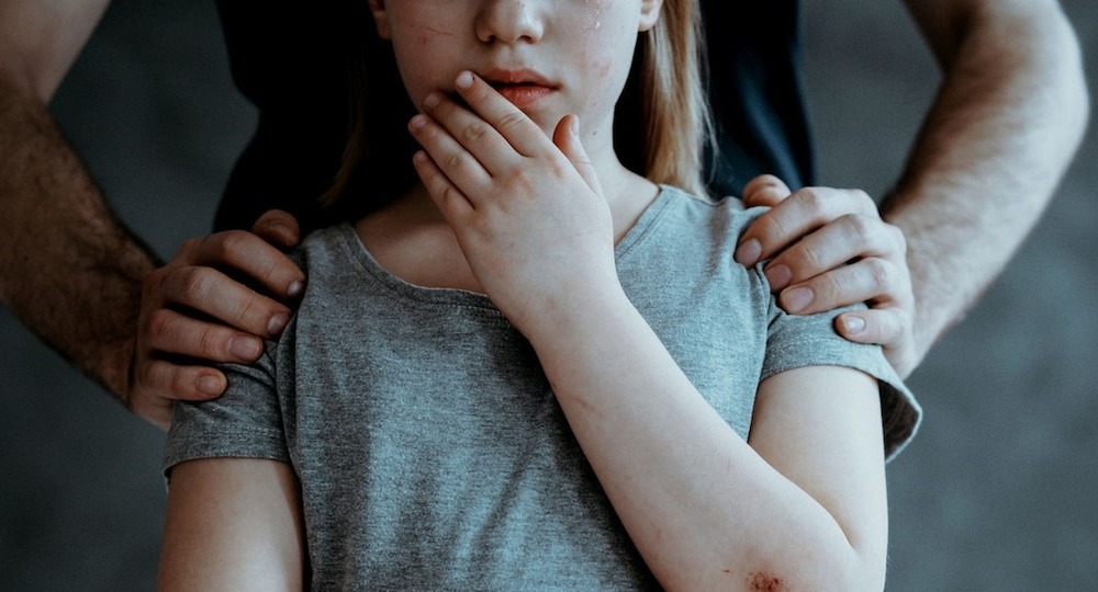 В Черкасской области отчим изнасиловал 12-летнюю девочку