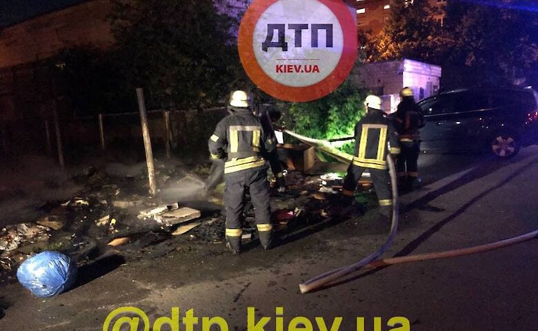 В Киеве возле парковки вспыхнул масштабный пожар (ФОТО)
