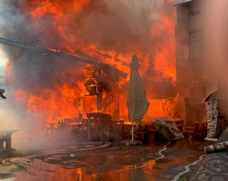 В тернопольском ресторане пожар: вспыхнула крыша соседнего здания (ФОТО)