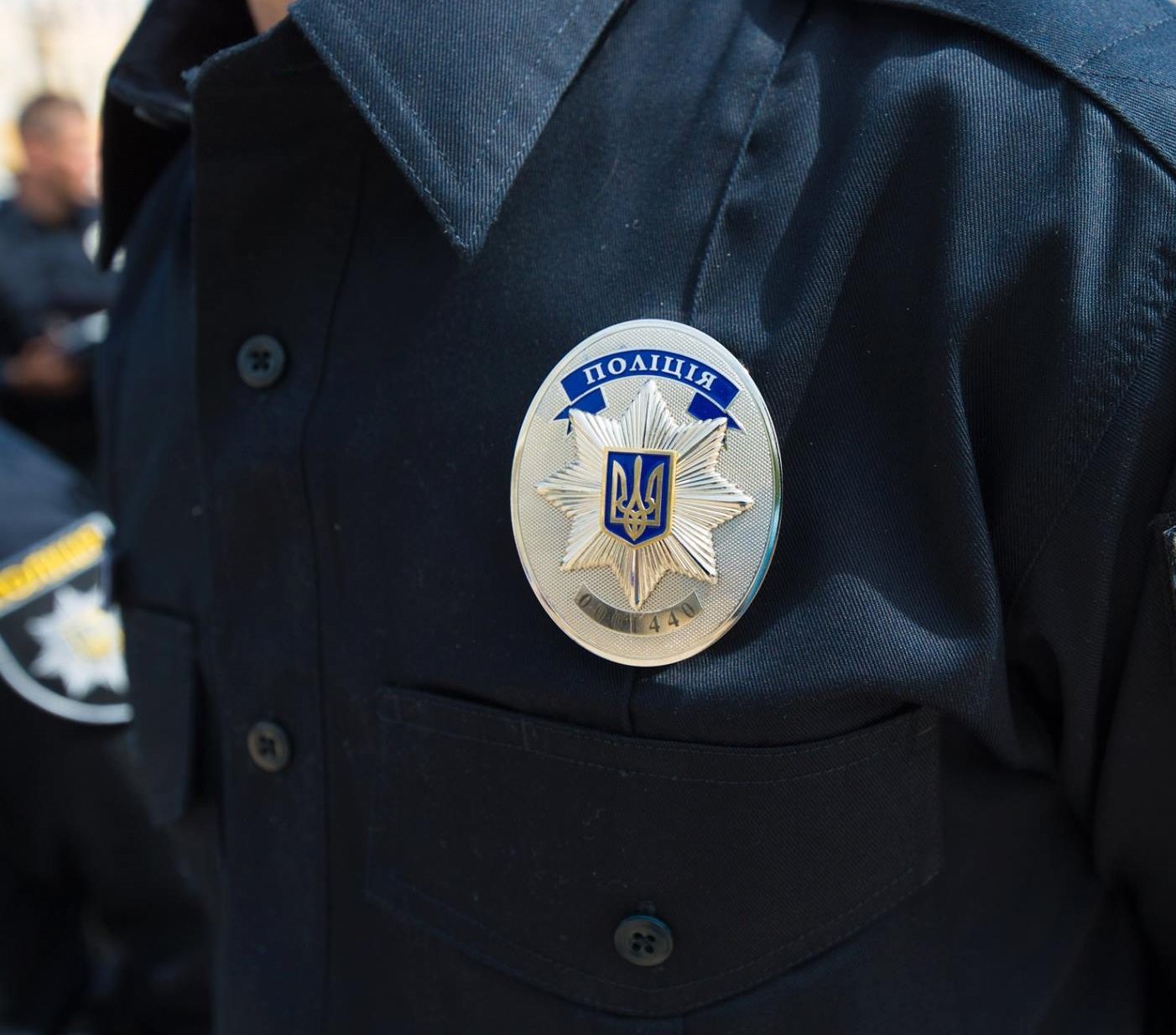 В Днепре нетрезвый мужчина размахивал пистолетом и повредил авто