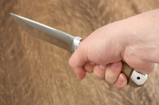 Киевлянин ударил ножом мужчину и ограбил его