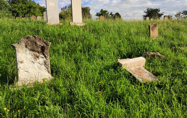 В Ужгороде вандалы осквернили еврейское кладбище (ФОТО)