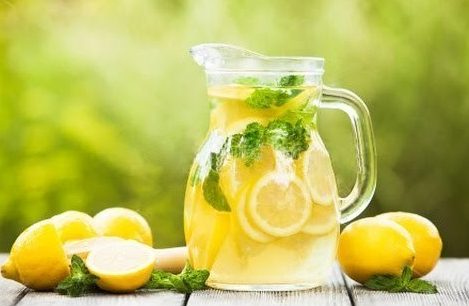 Врачи назвали побочный эффект употребления большого количества лимонов