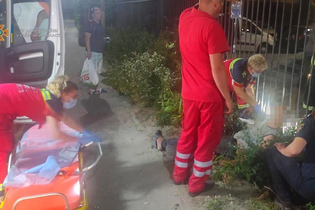 На Киевщине мужчина накололся на металлическое ограждение (ФОТО)