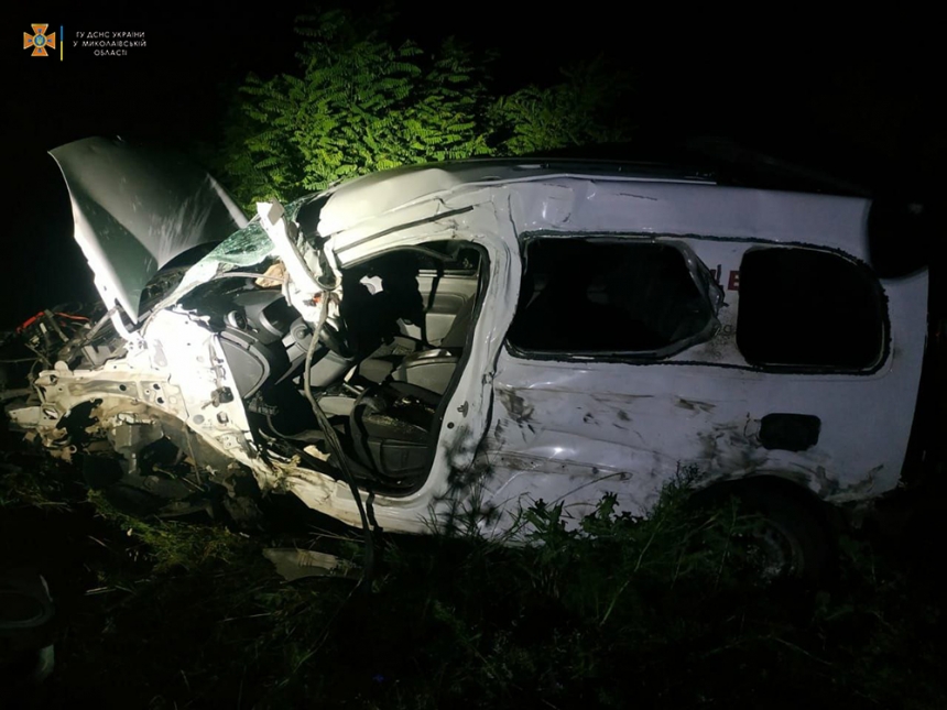 На Николаевщине столкнулись Renault и грузовик DAF: водитель в больнице (ФОТО)