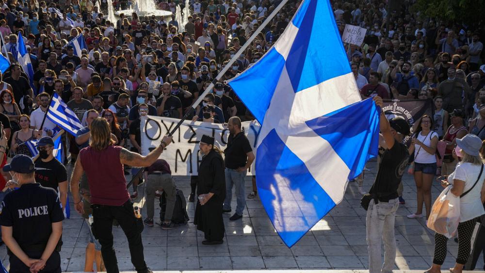 В Греции прошли протесты против обязательной вакцинации (ВИДЕО)