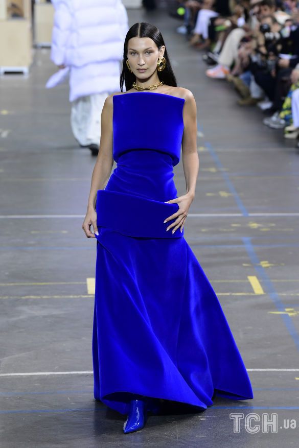 Белла Хадид прошлась по подиуму в эффектном синем наряде (ФОТО)