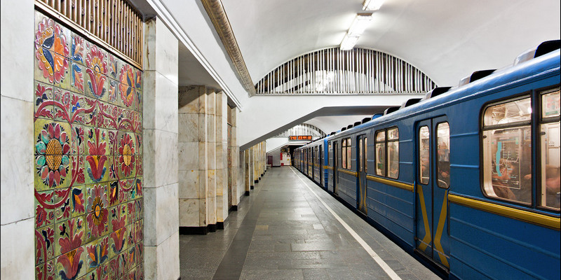 В киевском метро мужчины подрались из-за маски (ВИДЕО)