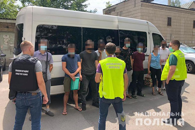 Полиция Киева задержала девять нелегалов на рынке «Троещина»