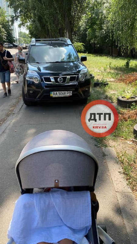 В Киеве «герой парковки» сделал «сюрприз» мамам с колясками (ФОТО)