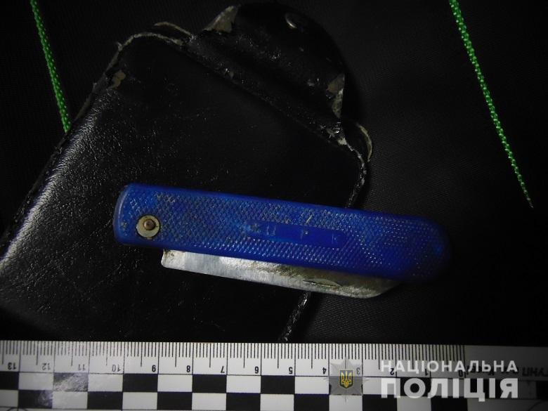 В киевском аэропорту пассажир с ножом набросился на полицейского