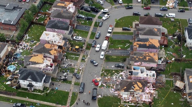 В Канаде торнадо разрушил жилой квартал (ФОТО, ВИДЕО) 