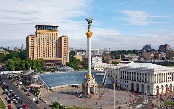 В Киеве на Майдане иностранцы с палками устроили массовую драку (ВИДЕО)