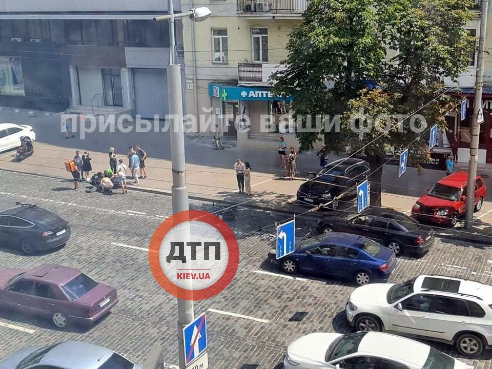 В Киеве Mercedes сбил мотоциклиста (ФОТО)
