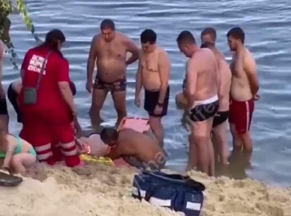 В Харькове пляжник серьезно пострадал при прыжке в воду с обрыва (ВИДЕО)