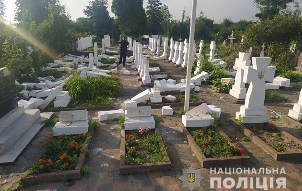 Во Львовской области парень разбил 60 надгробий (ФОТО)