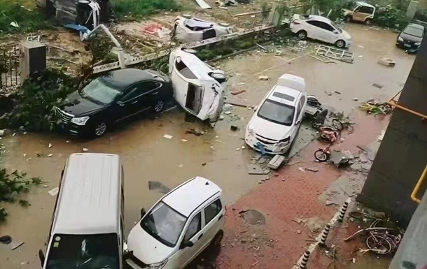 Китай пострадал от мощных торнадо (ФОТО, ВИДЕО)