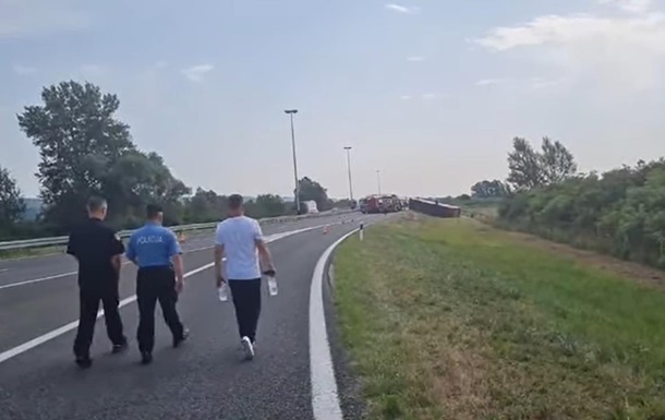 В Хорватии автобус перевернулся в кювете: 10 жертв (ВИДЕО)
