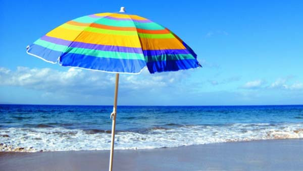 На одесском пляже вандалы подожгли зонтики (ВИДЕО)