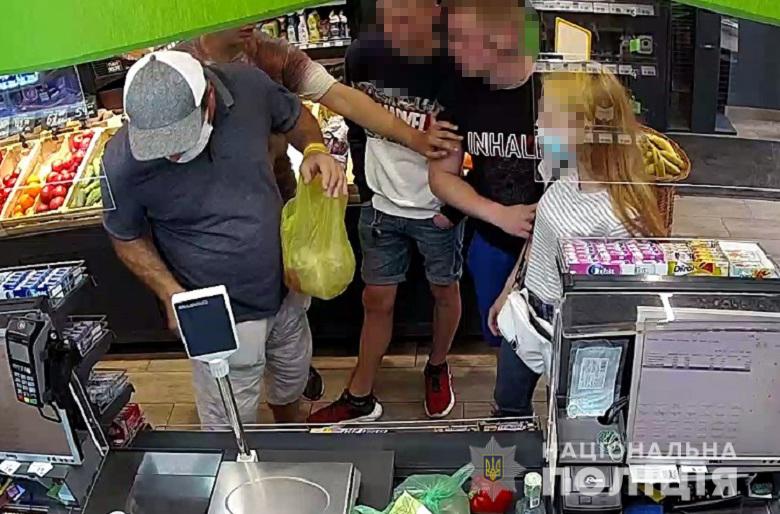 На Оболони в Киеве в супермаркете парень пырнул оппонента в живот (ФОТО)