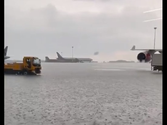 В Москве затопило аэропорт «Шереметьево» (ВИДЕО)