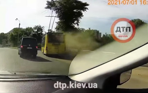 В Киеве у троллейбуса во время движения взорвалось колесо (ФОТО, ВИДЕО)