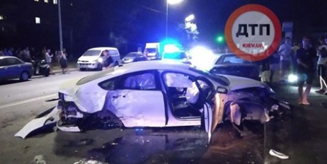 Смертельное ДТП в Киеве: пассажирка вылетела из машины, а ее муж сбежал (ФОТО)