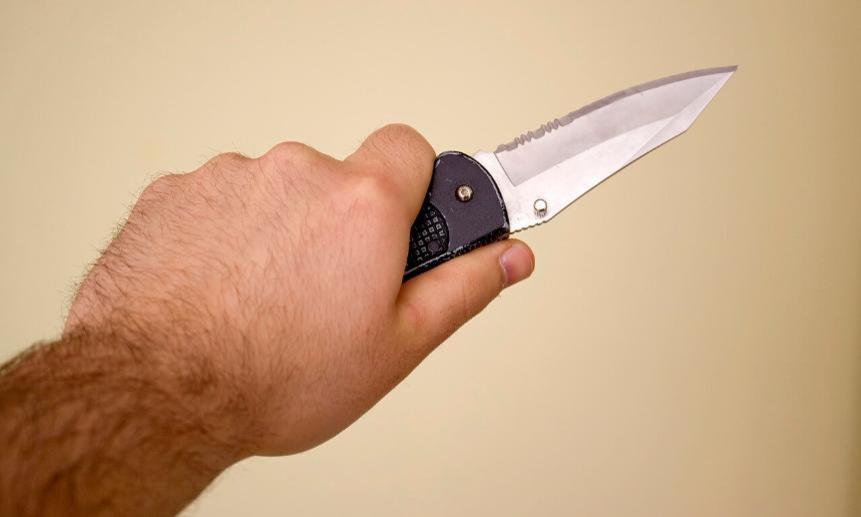 На Днепропетровщине мужчина ударил знакомого ножом из-за долга