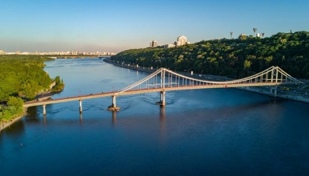Жители Киева заметили загадочный плавающий дом на Днепре (ВИДЕО)