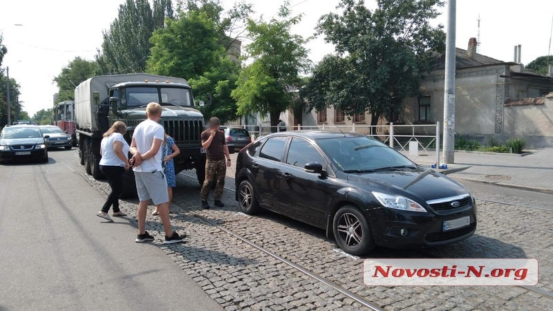 В Николаеве столкнулись армейский грузовик и Ford Focus (ФОТО)