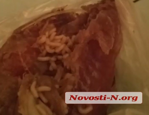 В николаевском гастрономе купили рыбу с огромными червями (ФОТО, ВИДЕО)