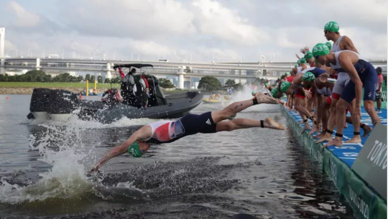 На Олимпиаде телевизионщики чуть не задавили в воде спортсменов (ФОТО, ВИДЕО)