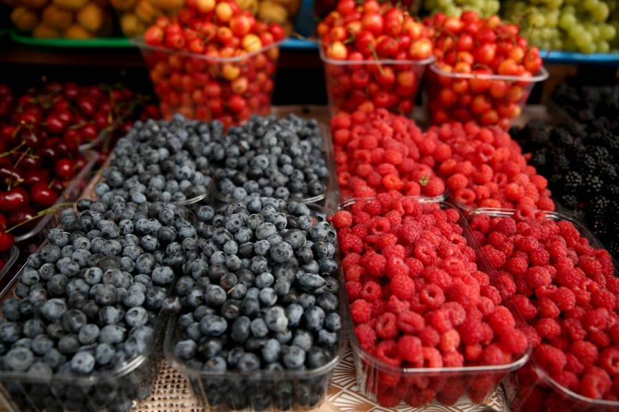 Диетолог рассказала, комы противопоказаны сезонные ягоды и фрукты