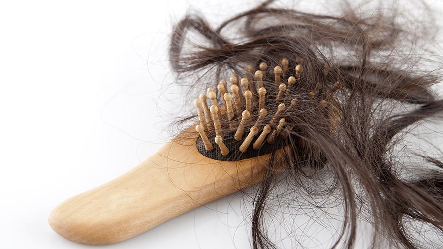 Ученые нашли способ с помощью питания остановить выпадение волос
