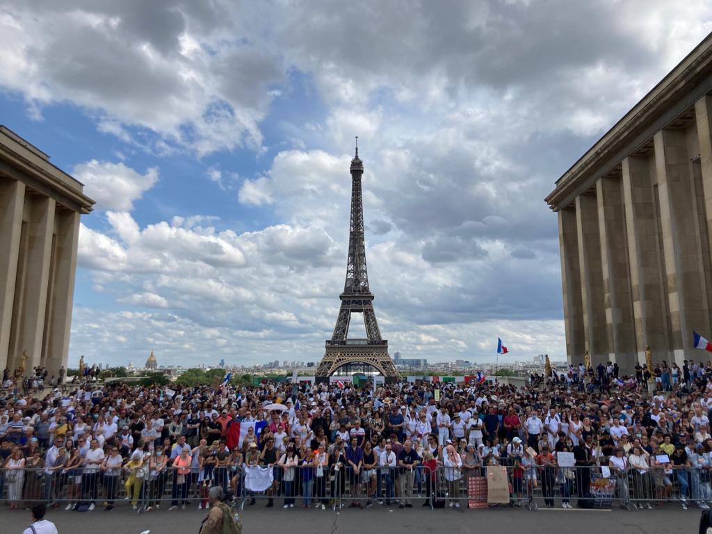 Французы вышли на массовые протесты против «паспортов здоровья» (ФОТО)