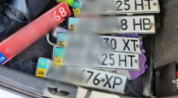 Киевский копы задержали водителя с коллекцией номерных знаков (ФОТО)