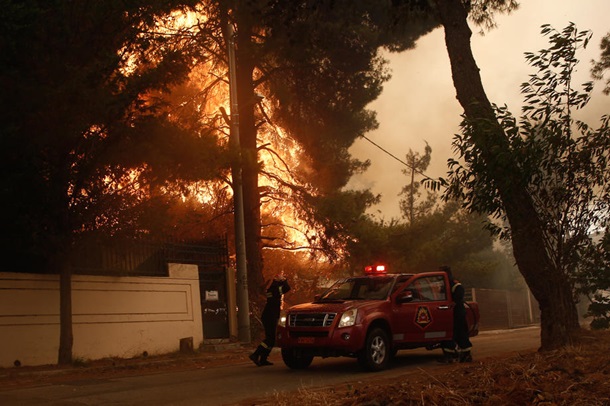 Лесные пожары в Греции добрались до Афин (ФОТО)