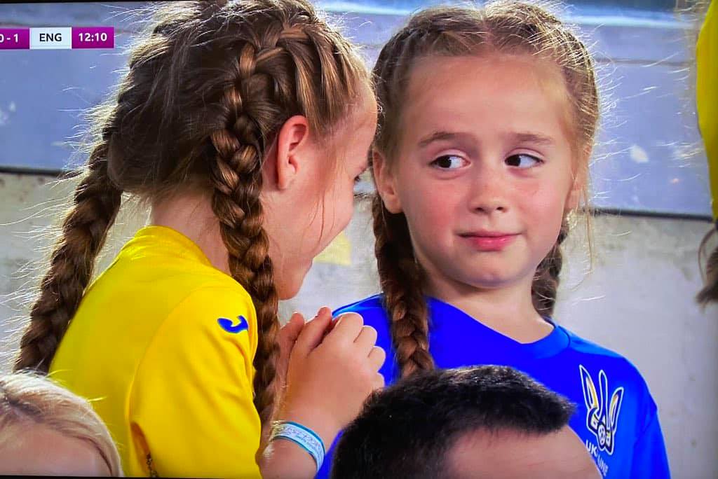 Маленькие близняшки-фанатки сборной Украины покорили Сеть (ФОТО, ВИДЕО)