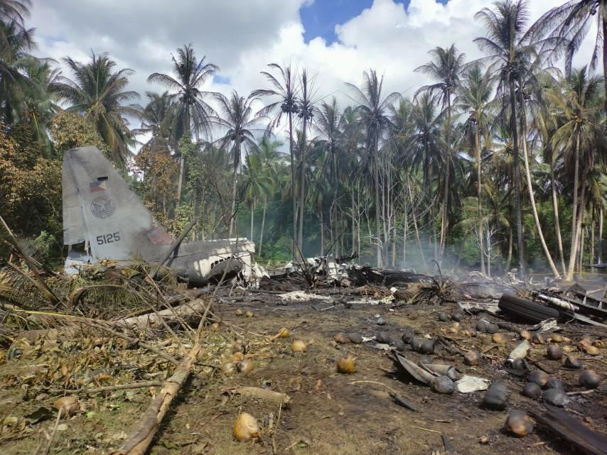 Крушение самолета на Филиппинах: число погибших растет (ФОТО)