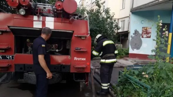 На Киевщине пожар вспыхнул в жилой пятиэтажке: двое погибших (ФОТО)