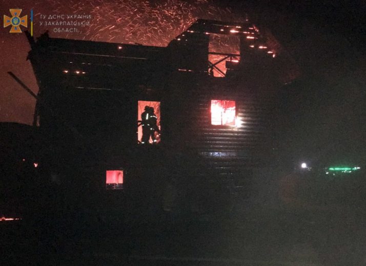 На Закарпатье после удара молнии загорелась база отдыха (ФОТО)