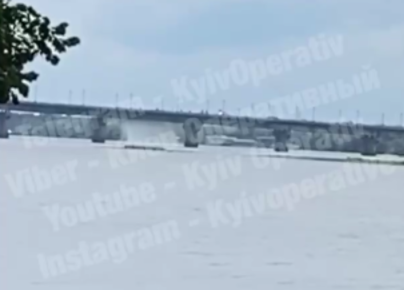 ЧП на мосту Патона в Киеве: произошел прорыв трубы (ФОТО, ВИДЕО)