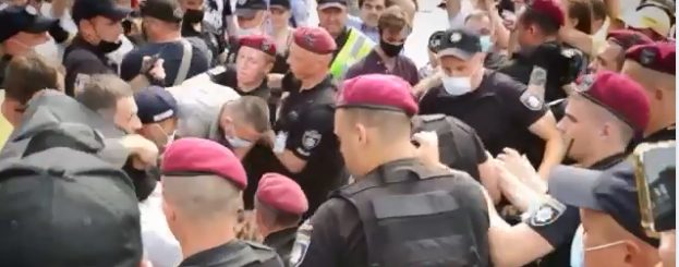 На митинге под Радой в Киеве произошла стычка (ФОТО, ВИДЕО)