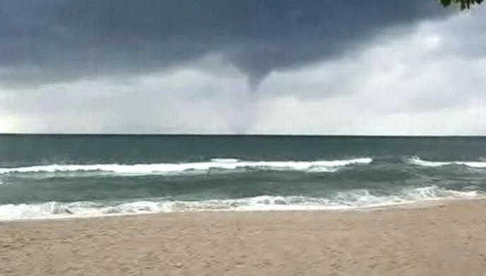 В Черном море огромный торнадо распугал пляжников (ФОТО)